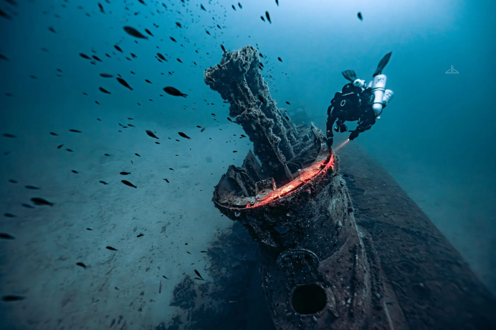 Diving Beyond Limits - Deine Tauchschule in St. Pölten - Ein Taucher neben einem Wrack