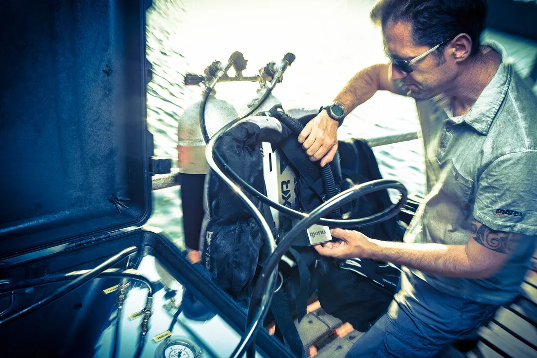 Tec Taucher der gerade seine Tauchausrüstung für seinen Extended Range Tauchgang vorbereitet, so wie wir es bei Diving Beyond Limits - Deiner Tauchschule in St. Pölten machen.