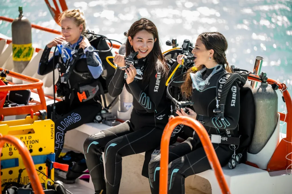Diving Beyond Limits - Deine Tauchschule in St. Pölten - Taucherinnen am Boot