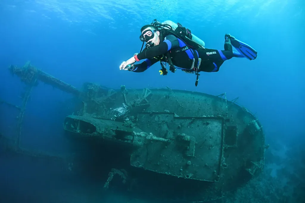 Diving Beyond Limits - Deine Tauchschule in St. Pölten - Taucher bei einem Wrack