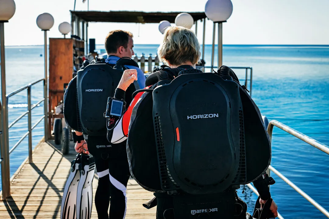 Diving Beyond Limits - Deine Tauchschule in St. Pölten - Zwei Tauchen mit ihren Mares Horizon SCR Rebreather am Weg zum Boot