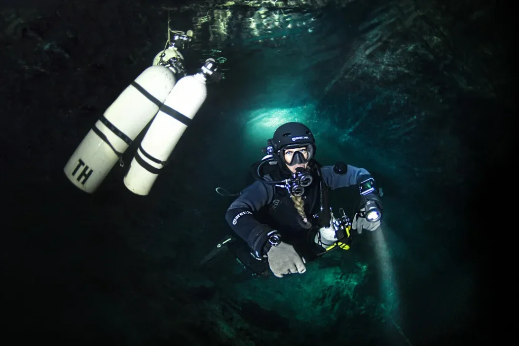 Diving Beyond Limits - Deine Tauchschule in St. Pölten - Taucherin in Overhead Environment