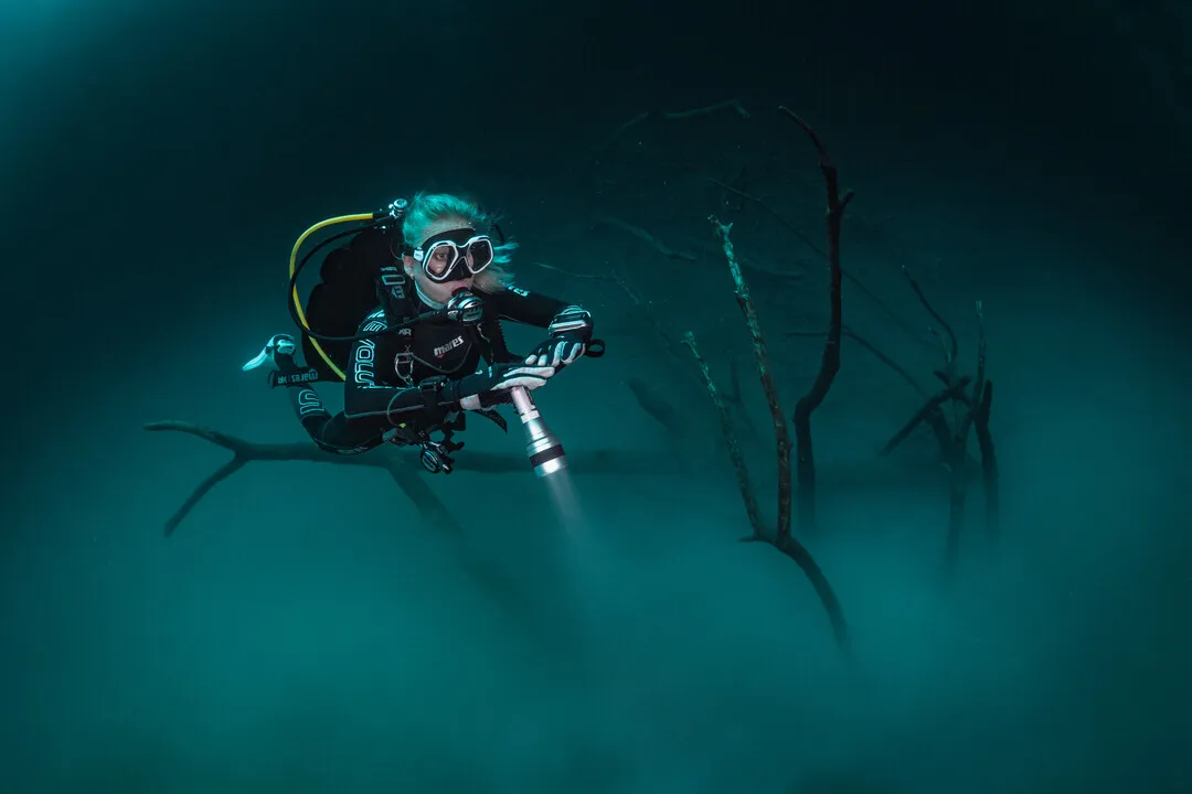 Diving Beyond Limits - Deine Tauchschule in St. Pölten - Taucher über nebligen Untergrund