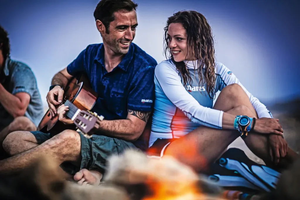 Diving Beyond Limits - Deine Tauchschule in St. Pölten - Taucher nach dem Tauchgang beim Lagerfeuer