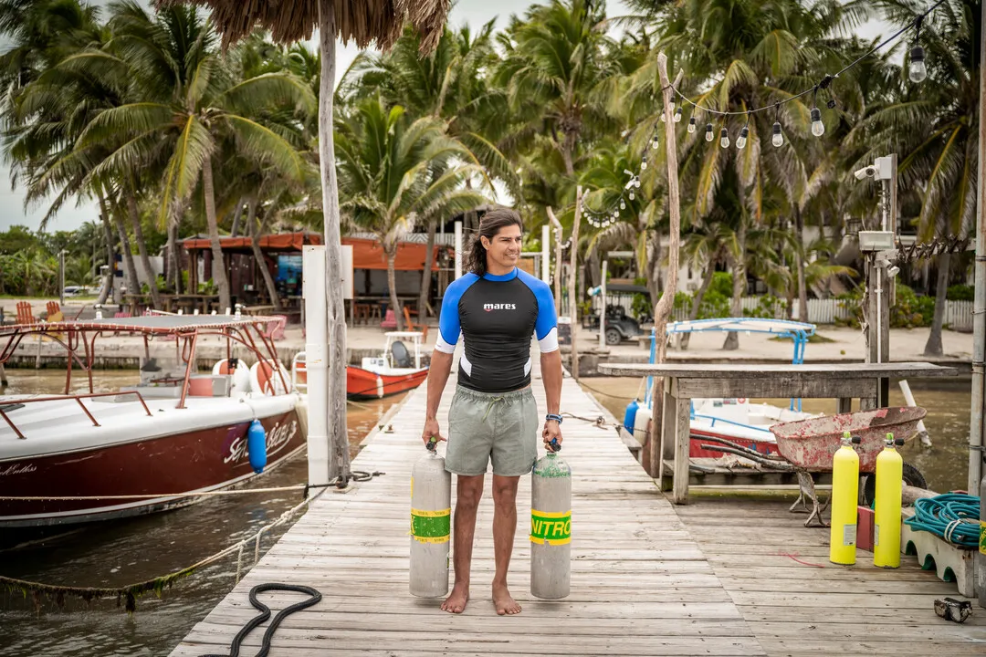 Diving Beyond Limits - Deine Tauchschule in St. Pölten - Tauchlehrer der 2 Nitrox Flaschen transportiert