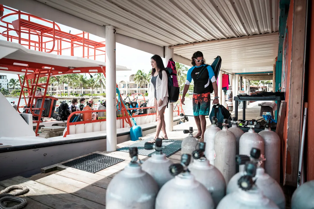 Diving Beyond Limits - Deine Tauchschule in St. Pölten - Taucher vor mehreren Tauchflaschen