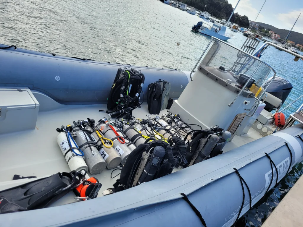 Vorbereitung für die Evaluierungstauchgänge: rEvo Rebreather und Stage-Flaschen auf einem RIB-Schlauchboot in Kroatien.
